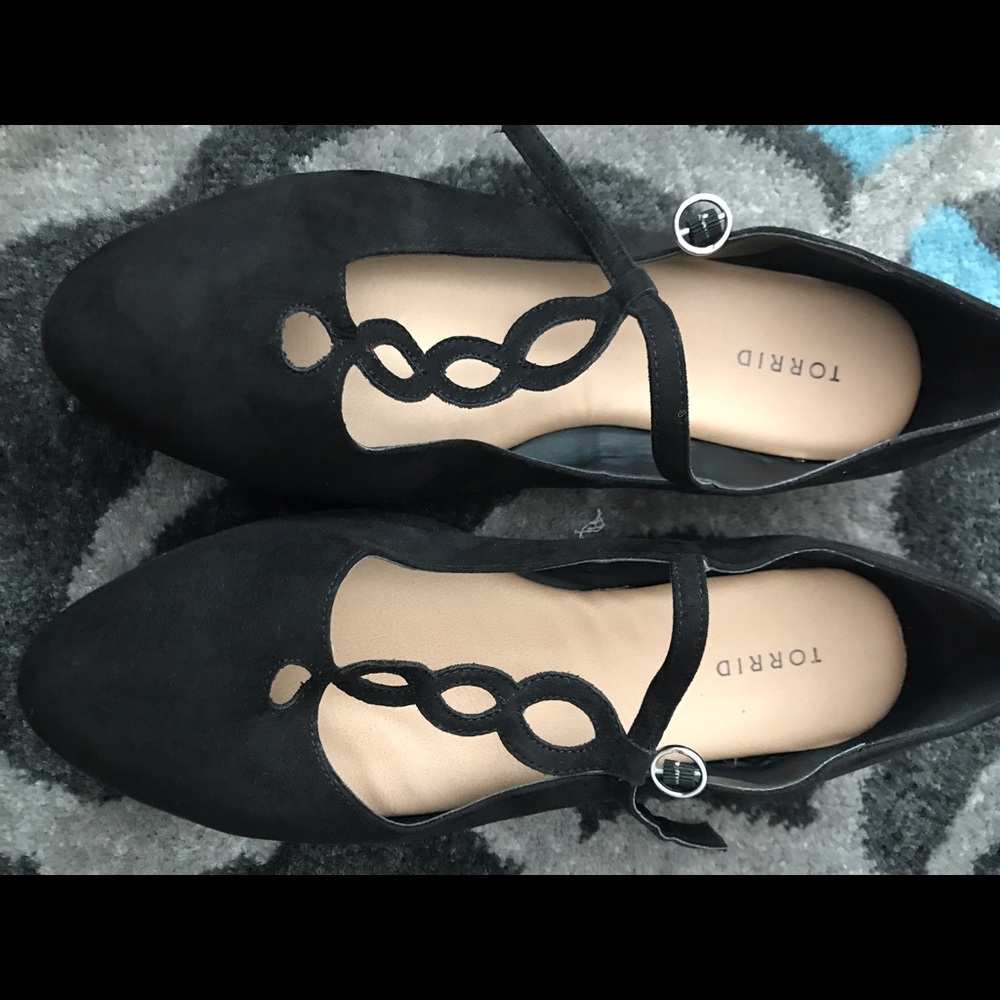 Gently used black almond toe flats size 13W